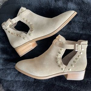 Carlos Santana Blake Suede Ankle Boots Gold Studs Sand Tan Nude Brown 8.5